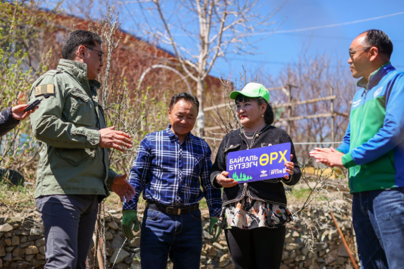 President Khurelsukh Visits Household Planting Trees in Its Yard
